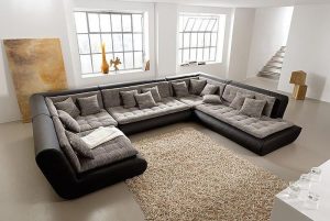 большой диван в гостиной